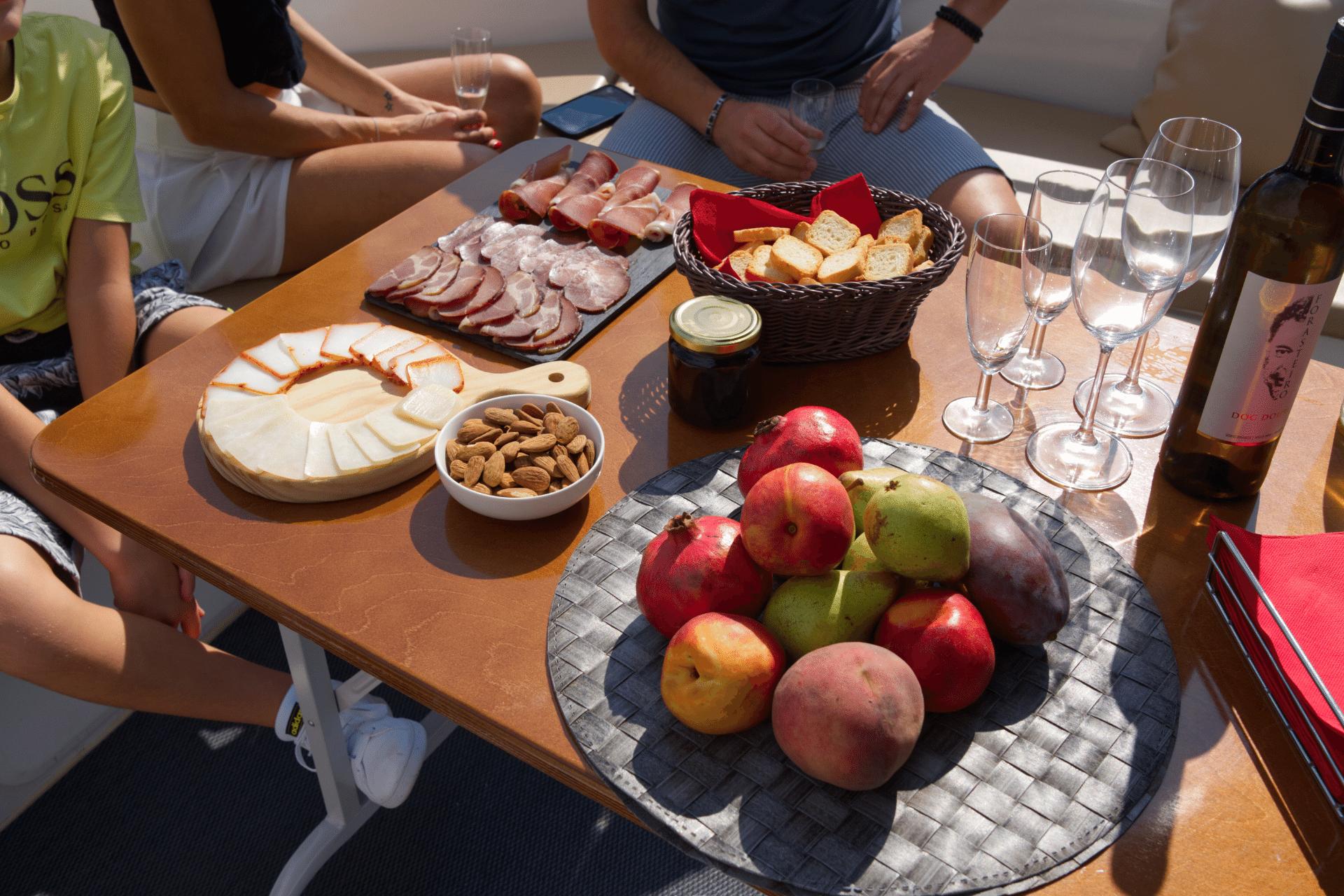 Croisi&egrave;re en Yacht Priv&eacute; avec collations et Vin Mousseux - 2